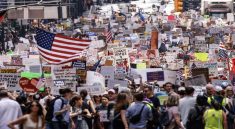 Ribuan Warga AS Gelar Unjuk Rasa Menentang Kebijakan Trump