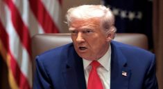 Trump Puji Ekonomi di Michigan, Publik Makin Skeptis