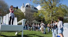 Universitas AS Bantu Mahasiswa Asing Hadapi Ancaman Deportasi