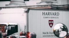Harvard Gugat atas Pembatasan Mahasiswa Internasional