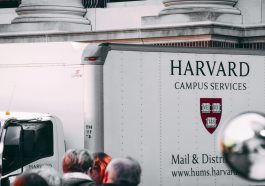 Harvard Gugat atas Pembatasan Mahasiswa Internasional