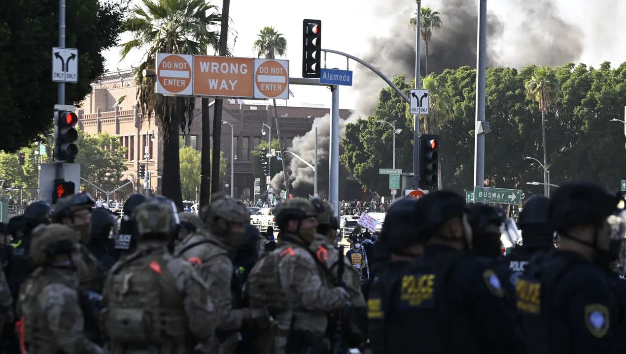 Polisi Los Angeles Bubarkan Unjuk Rasa Imigrasi