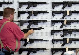 Administrasi Trump Pertimbangkan Larangan Beli Senjata untuk Komunitas Transgender